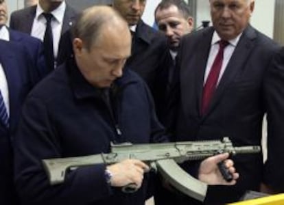 El presidente ruso  Vladimir Putin sujeta un  Kalashnikov durante su visita a la f&aacute;brica el pasado 18 de septiembre.