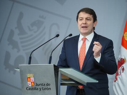 El presidente de la Junta de Castilla y León, Alfonso Fernández Mañueco, este lunes en una rueda de prensa.