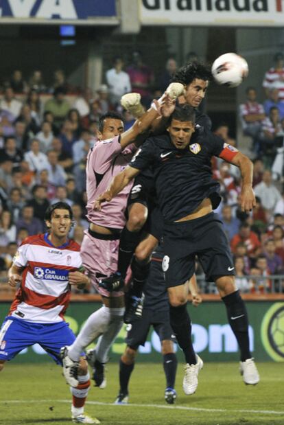 El portero del Granada Roberto despeja la pelota.