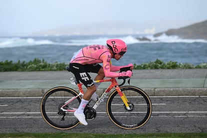 Rigoberto Urán de Colombi durante la contrarreloj individual de 14,1 km en la etapa de A Coruña a A Coruña en España. En febrero de 2024.