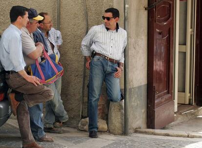 Hombres en una calle de Corleone, villa agrícola situada en el interior de Sicilia (Italia).