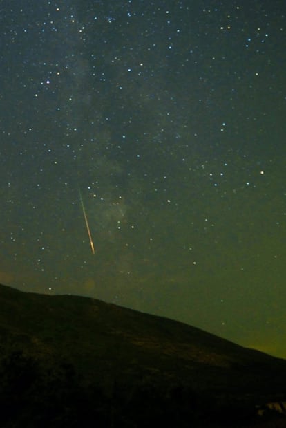 El brillo de la luna, que estará en fase de llena, dificultará la observación de la lluvia de estrellas, en la imagen, conocida como lágrimas de San Lorenzo.