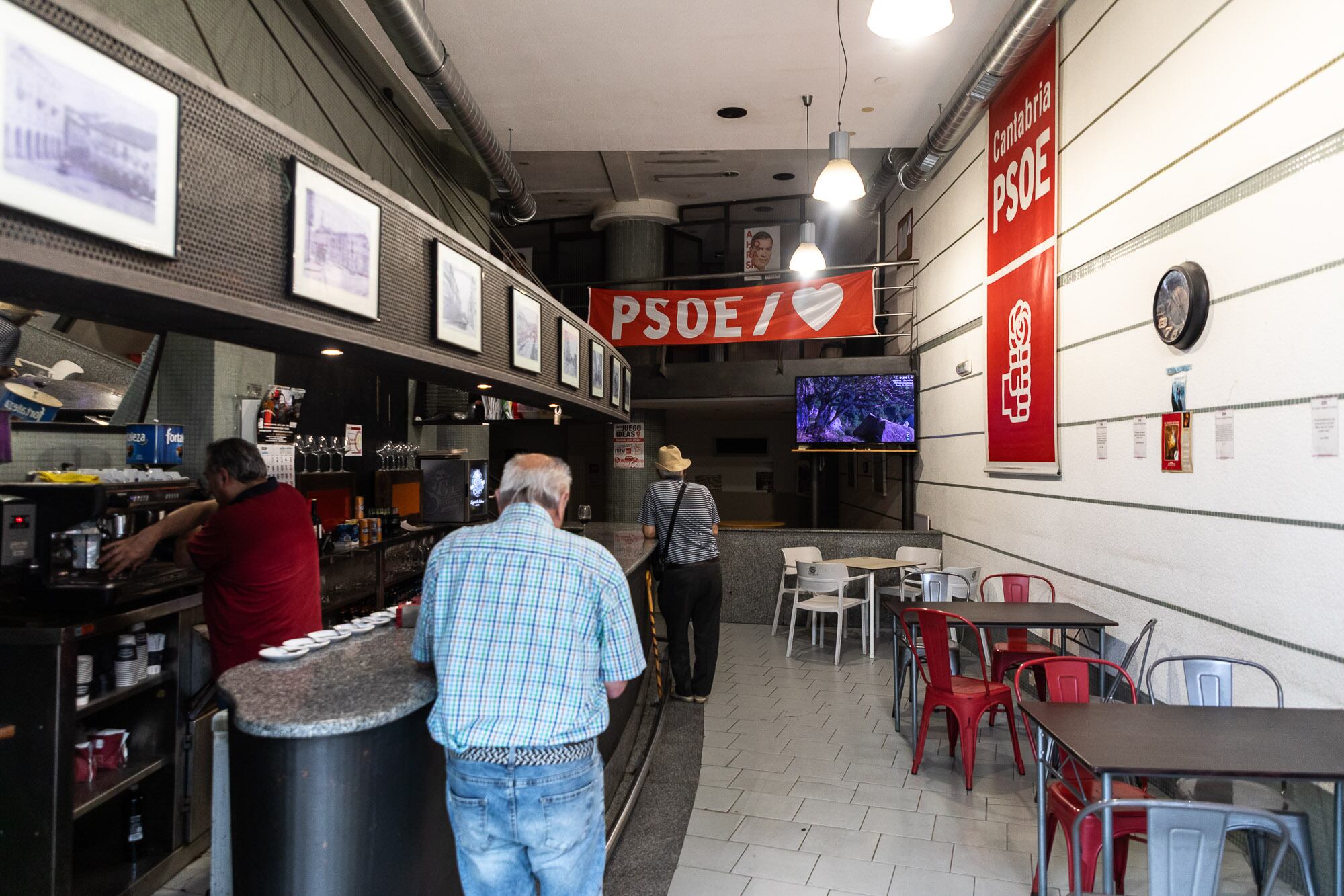 Interior de la casa del pueblo de los socialistas en la localidad cántabra de Torrelavega.