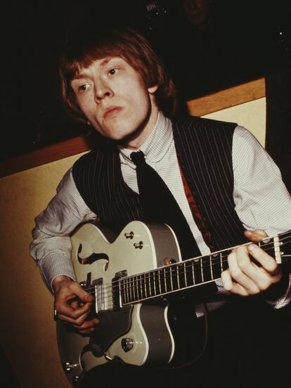 Uno de los miembros fundadores de The Rolling Stones, Brian Jones, fue encontrado en la piscina de su casa de East Sussex (Reino Unido) la noche del 2 al 3 de julio de 1969. La policía concluyó que su muerte fue accidental. En la imagen, Jones en una fotografía de archivo.