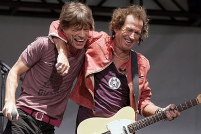 Mick Jagger (a la izquierda) y Keith Richards, durante la actuación sorpresa de los Rolling Stones ayer en la Juilliard School of Music de Nueva York.