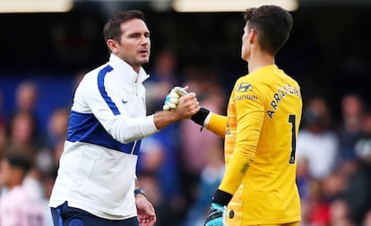 Lampard felicita al portero español Kepa tras un partido de la Premier League contra el Leicester.