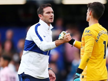Lampard felicita al portero español Kepa tras un partido de la Premier League contra el Leicester.