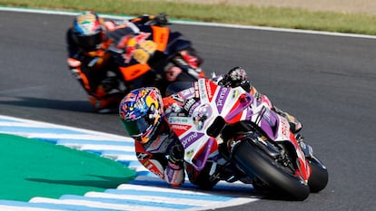 Jorge Martín, por delante de Binder en la carrera al sprint del GP de Japón. 