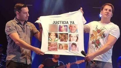 Andy y Lucas con la camiseta que mostraron en el concierto.