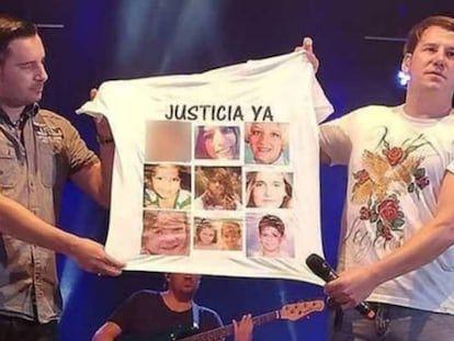 Andy y Lucas con la camiseta que mostraron en el concierto.