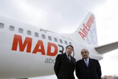 El presidente de la Comunidad de Madrid, Ignacio Gonz&aacute;lez, junto al presidente de Air Europa, Juan Jos&eacute; Hidalgo, esta ma&ntilde;ana en Barajas.