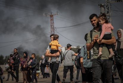 Palestinians leave from the northern part of the Gaza to flee the central and southern parts of the Gaza Strip on November 10, 2023