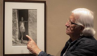 Pérez Siquier delante de la fotografía de la 'Niña Blanca' en la exposición que se ha inaugurado en la Fundación Mapfre.