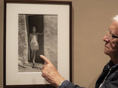 Pérez Siquier delante de la fotografía de la 'Niña Blanca' en la exposición que se ha inaugurado en la Fundación Mapfre.