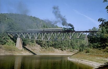 Uno de los últimos trenes del puente del lago Pilchowickie.