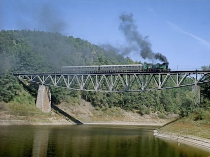 Uno de los últimos trenes del puente del lago Pilchowickie.