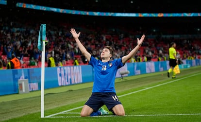 Federico Chiesa celebra el primer gol de Italia a Austria.