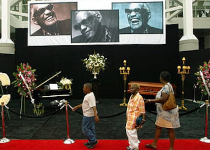 Capilla ardiente de Ray Charles, instalada hasta ayer en el Centro de Convenciones de Los Ángeles.