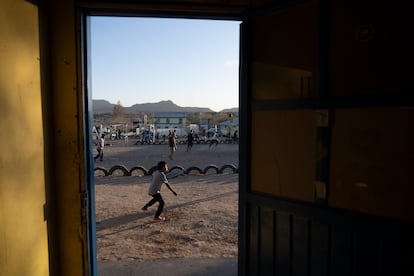 Niños de familias solicitantes de asilo juegan en un albergue en Ciudad Juárez, Chihuahua, en 2021. 