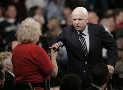 John McCain toma el micro para responder a la mujer que le preguntó si Obama era "árabe".
