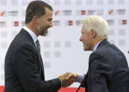 El príncipe Felipe y el expresidente de EEUU Bill Clinton Clinton tras participar en el foro sobre juventud y empleo.