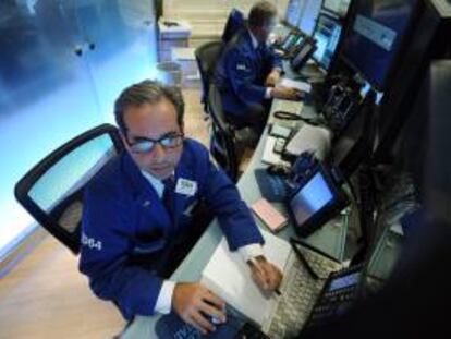 Treinta minutos después de iniciadas las contrataciones en el parque neoyorquino, el índice Dow Jones de Industriales restaba el 0,01 % (-1,34puntos) y se ubicaba en las 13.231,28 unidades. EFE/Archivo