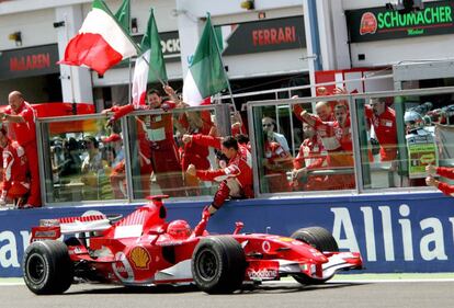 Schumacher celebra con los mecánicos de Ferrari su triunfo en el Gran Premio de Francia en el circuito de Magny el 16 de julio de 2006.
