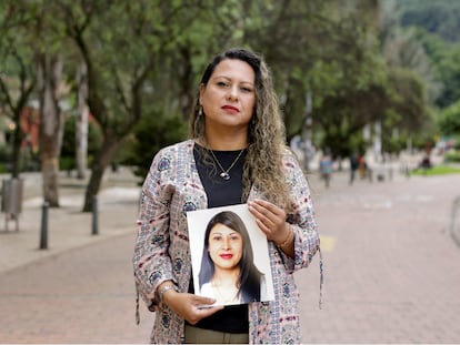 Mariluz Beltrán sostiene una foto de su hermana Yudi Angélica, víctima de feminicidio, en una imagen tomada en el centro de Bogotá, el 6 de mayo de 2023.