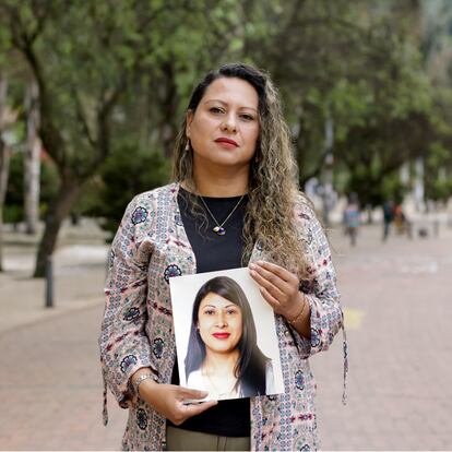 Maryluz Beltrán sostiene una foto de su hermana en el centro de Bogotá, el 6 de mayo de 2023.