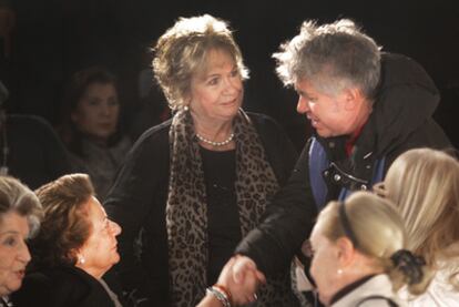 Rita Barberá saluda a Pedro Almodóvar en presencia de la viuda de García Berlanga, María Jesús Manrique.