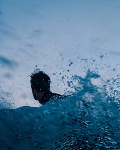 Un surfista practica antes del campeonato de Pantín.