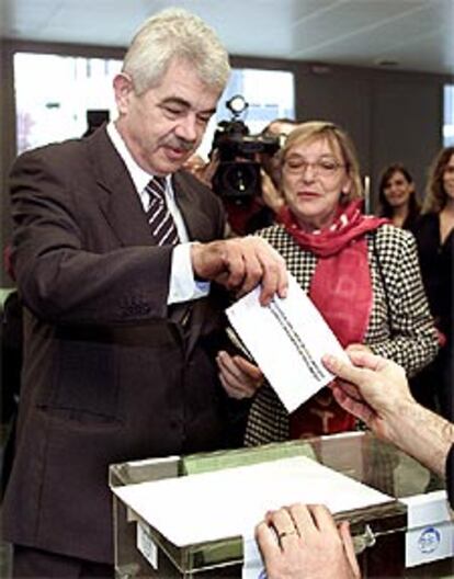 El candidato del PSC a la Generalitat, Pasqual Maragall, ha afirmado que afronta la jornada con "ánimo" y ha expresado su confianza en que la gente vaya a "votar masivamente", porque "este país está ante una decisión muy importante". Maragall ha votado a las 11.00 horas acompañado de su mujer, Diana Garrigosa, en el instituto Gala Placidia de Barcelona.