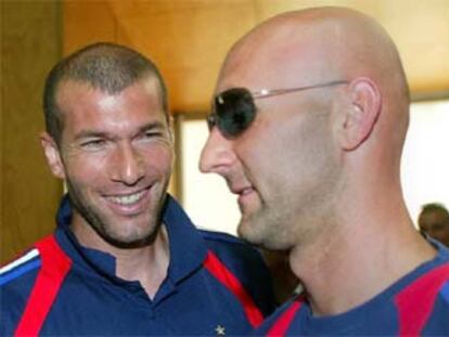 Zidane y Barthez comentan algo gracioso.