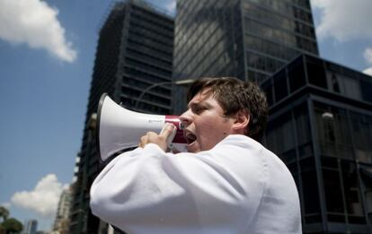 Un médico protesta en Caracas por las carencias de la sanidad.