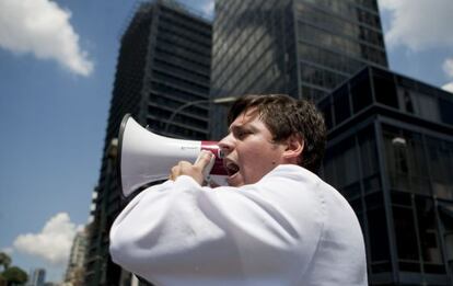 Un m&eacute;dico protesta en Caracas por las carencias de la sanidad.