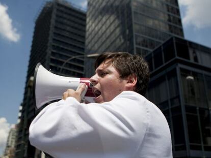 Um médico protesta em Caracas.