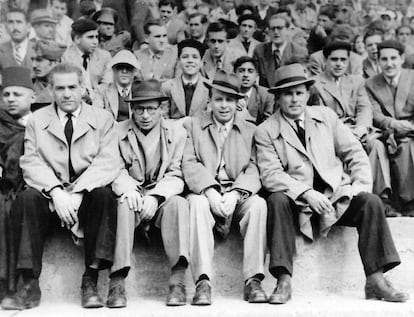 Aficionados cristianos, musulmanes y judíos en las gradas del estadio Varela, durante un partido del Atlético de Tetuán en 1950.