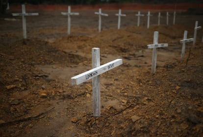 Las cruces señalan el lugar donde han sido enterradas las cenizas de niños sin identificar, previamente incinerados en el cementerio seguro construido por la cooperación estadounidense en Monrovia.