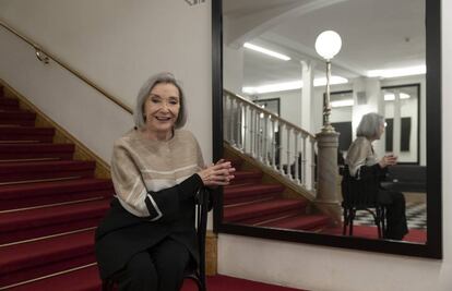 Núria Espert, dimarts al vestíbul del Teatre Romea.