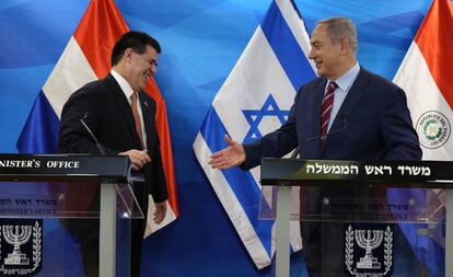 Netanyahu saluda al expresidente paraguayo, Horacio Cartes, en julio en Jerusalén.