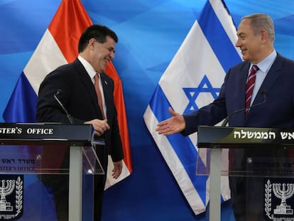 Netanyahu saluda al expresidente paraguayo, Horacio Cartes, en julio en Jerusalén.