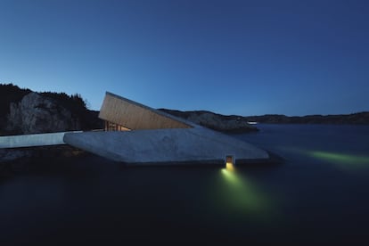 En noruego, Under significa tanto ‘debajo’ como ‘maravilla’. Hundiéndose poco a poco en las gélidas aguas del Atlántico norte, el edificio, un monolito de 34 metros, se sumerge hasta cinco metros y medio debajo de la superficie marítima. Para su mayor integración, la rugosidad exterior del hormigón se convertirá en un arrecife artificial para lapas y algas marinas.