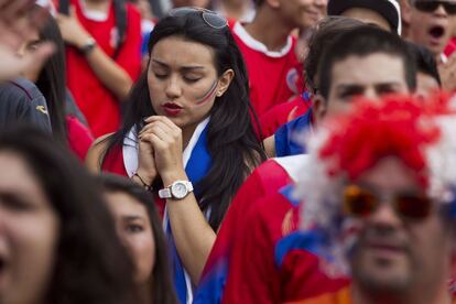 Uma torcedora da Costa Rica durante os pênaltis de sua equipe contra a seleção da Grécia, em San José (Costa Rica), 29 de junho de 2014.