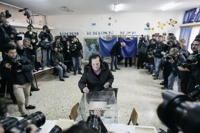 Una dona diposita el seu vot en una taula electoral en una escola d'un suburbi d'Atenes.