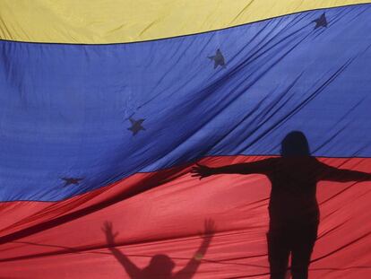 O que mais é preciso acontecer na Venezuela para que esses fiéis devotos caiam do cavalo?