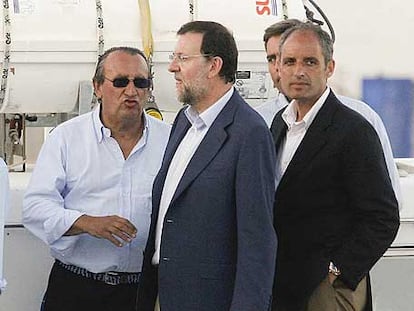 El presidente de la Diputación de Castellón, con Mariano Rajoy, líder del Partido Popular, y Francisco Camps, presidente de la Generalitat, en una imagen del mes de julio.
Foto: Ángel Sánchez