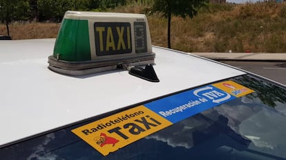 Un vehículo de la flota de PideTaxi con la promoción de recuperación de IVA.