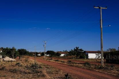 La Comissão Pastoral da Terra ayudó a los agricultores en su búsqueda de un terreno en el que instalarse en Piauí. Finalmente encontraron una hacienda abandonada por el dueño y llena de deudas que ocuparon durante un año y medio hasta que fue comprada por el Estado y cedida después a los campesinos. Vista general de las casas de la comunidad campesina. 