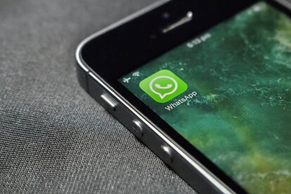 Aplicación de WhatsApp instalada en un teléfono móvil