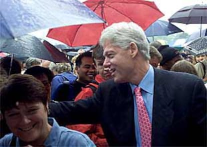 El ex presidente de Estados Unidos se convirtió, junto con la lluvia, en protagonista de la jornada de ayer en Wimbledon.